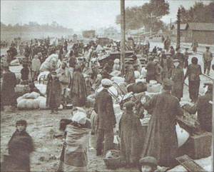 9 Беженцы на железнодорожной станции