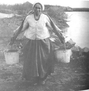 Уральская казачка с коромыслом. Оренбургская губ., Троицкий у. 1911