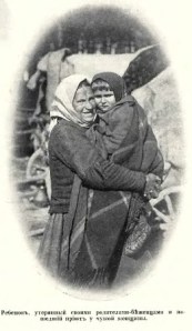 Ta dziewczynka miała szczęście - znalazła nową mamę. Źródło: Letopis wojny 